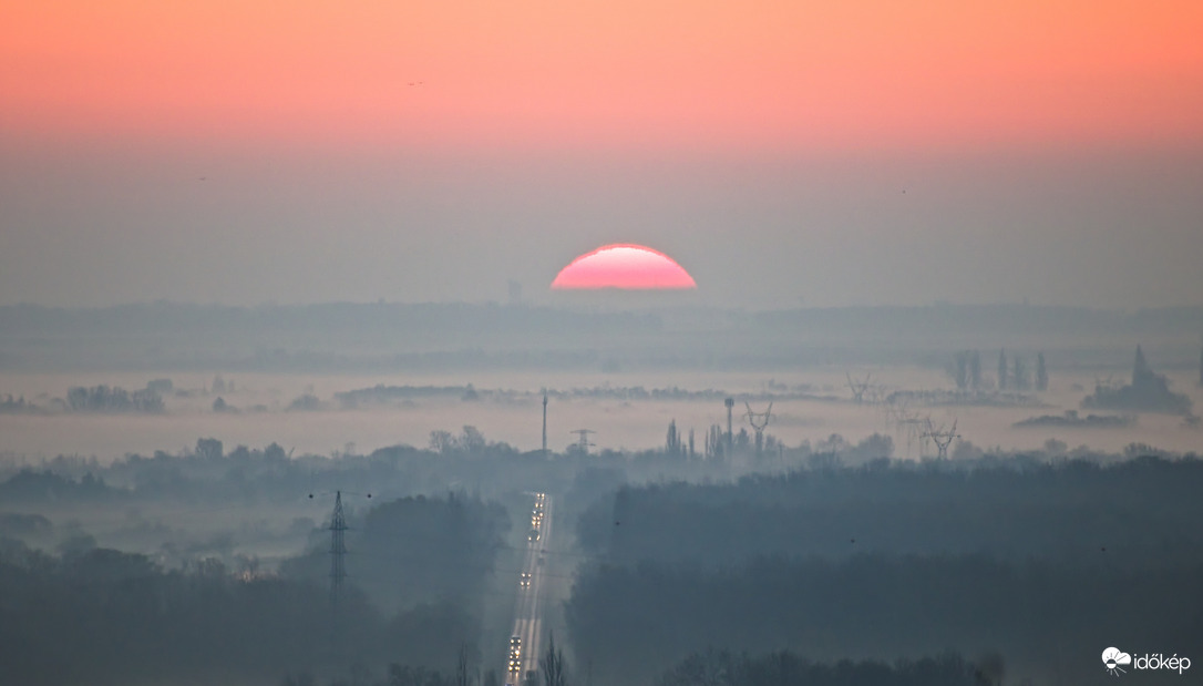 Ködös napkelte