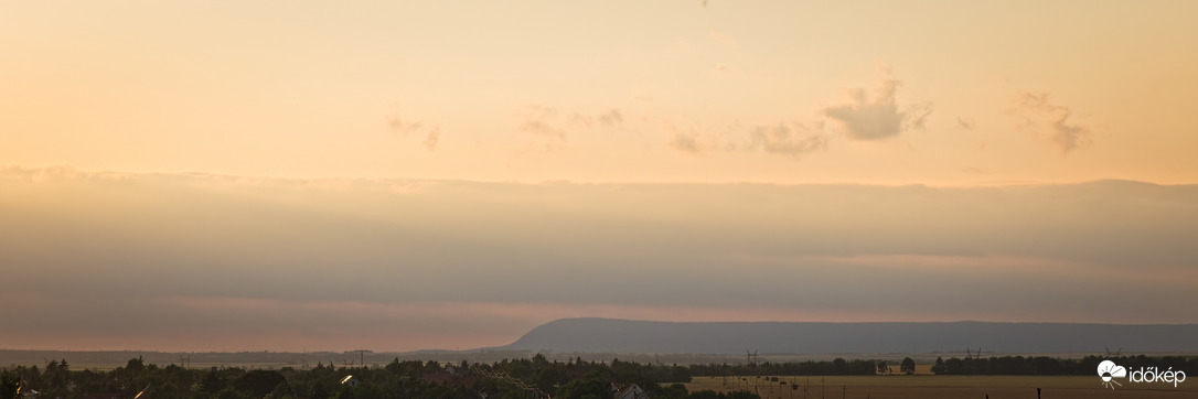Felhőtakaró a Vértes felett