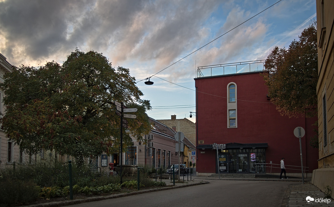 Alkonyi utcakép