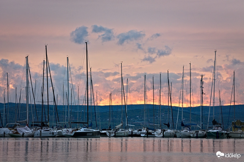 Földvári vörös felhők