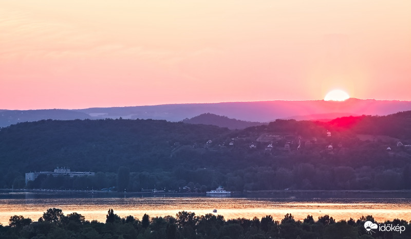 Naplemente a tihanyi dombok felett