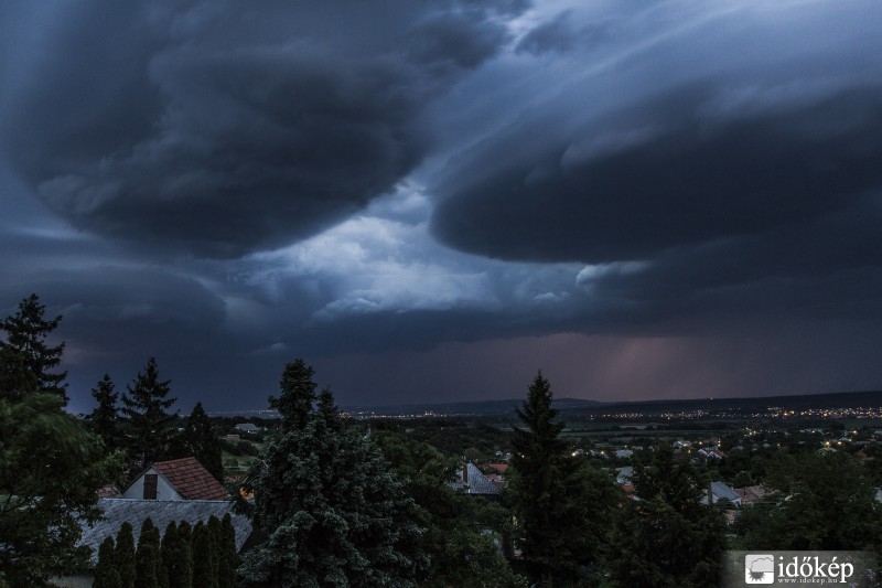 A zivatarlánc Csókakőről nézve 1.