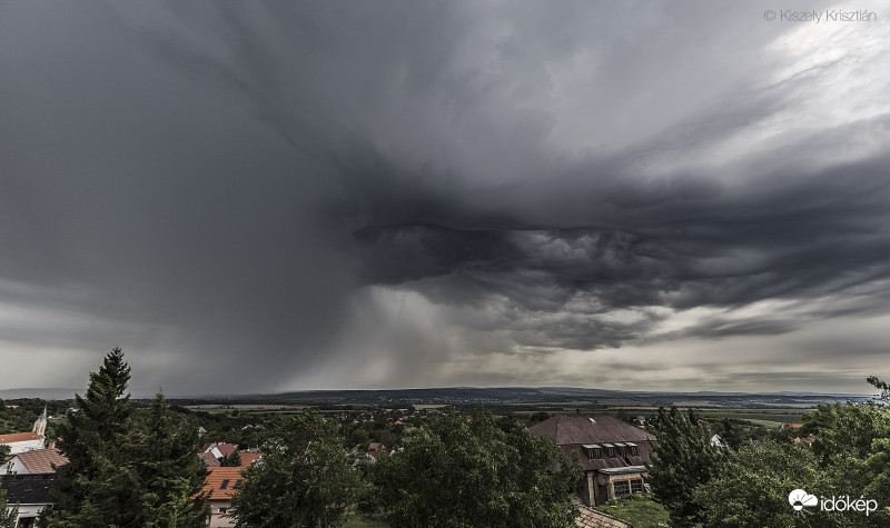 Érkezik a zivatar Csókakőre