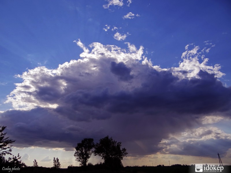 Sötét felhők közelednek
