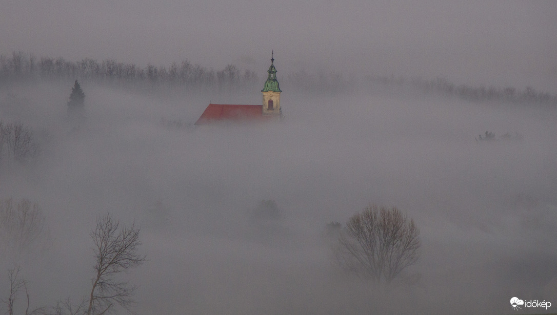 Ködtengerből kikandikáló templom.