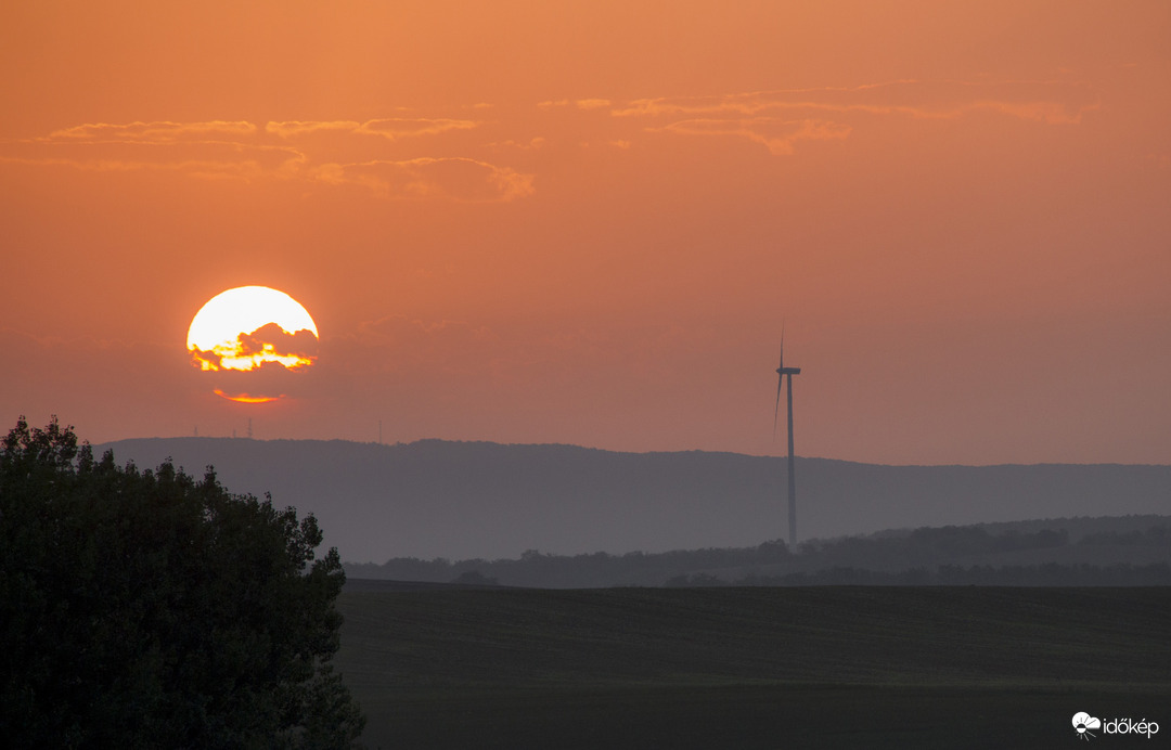 Reggeli párás ködös napkelte: Csetény.