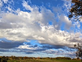 Polgárdi,gyengén felhős, szellő,13fok