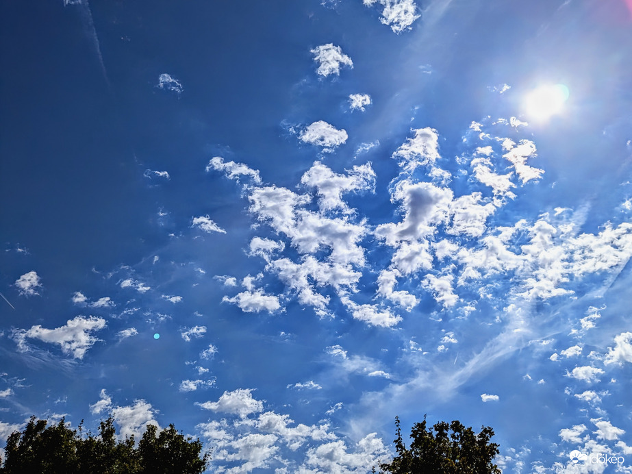 Polgárdi, gyengén felhős, élénk D-Ny-i szél, 27 C