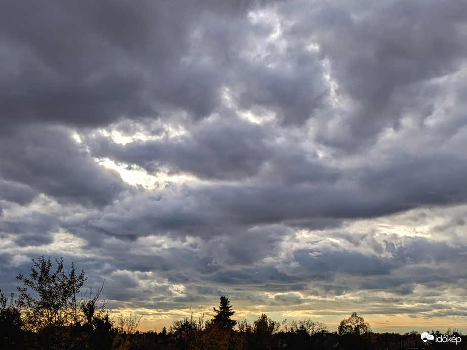 Polgárdi, gyülekeznek a felhők,