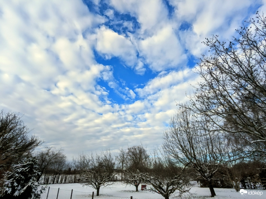 Polgárdi, szakadozó felhőzet 
