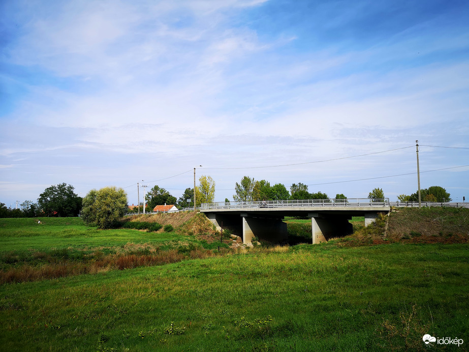Kanyarhídnál 
