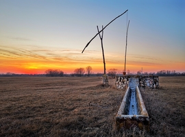 Gémeskút a pusztaságban napnyugtában 