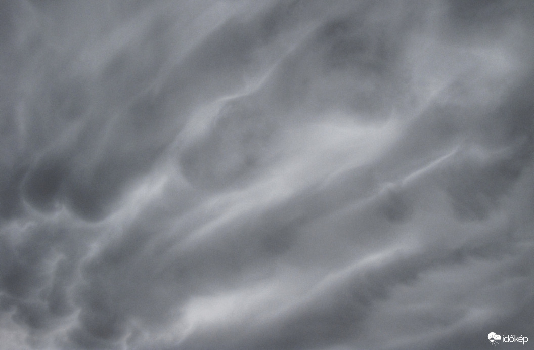 Mammatus felhőkkel vonult el a hidegfront!