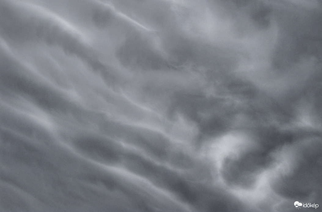 Mammatus felhőkkel vonult el a hidegfront!