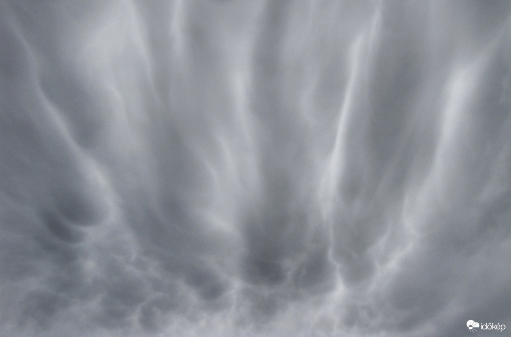 Mammatus felhőkkel vonult el a hidegfront!