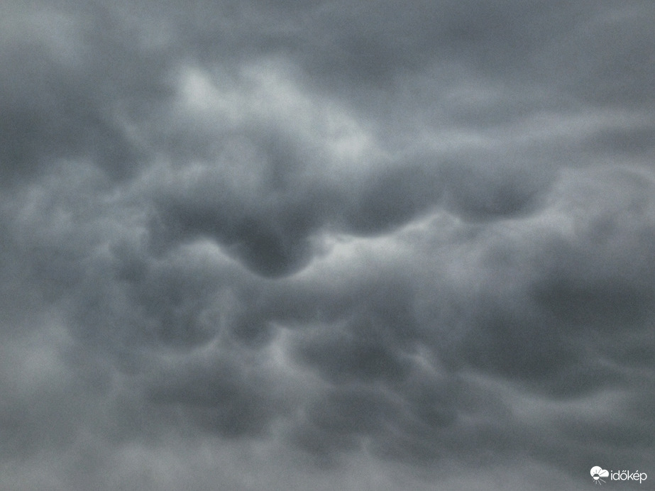 Mammatus felhőkkel vonult el a hidegfront!