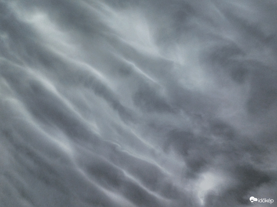 Mammatus felhőkkel vonult el a hidegfront!