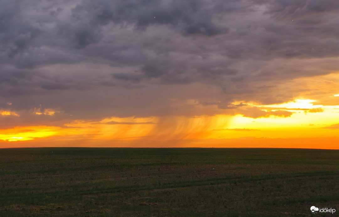 Érkező zápor a naplementében!