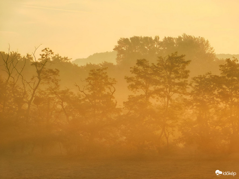 Párás, ködös napkelte 10.08