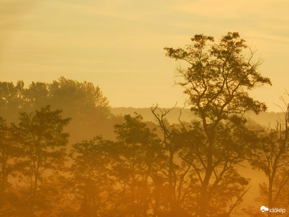Párás, ködös napkelte 10.08