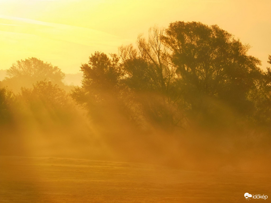 Párás, ködös napkelte 10.08