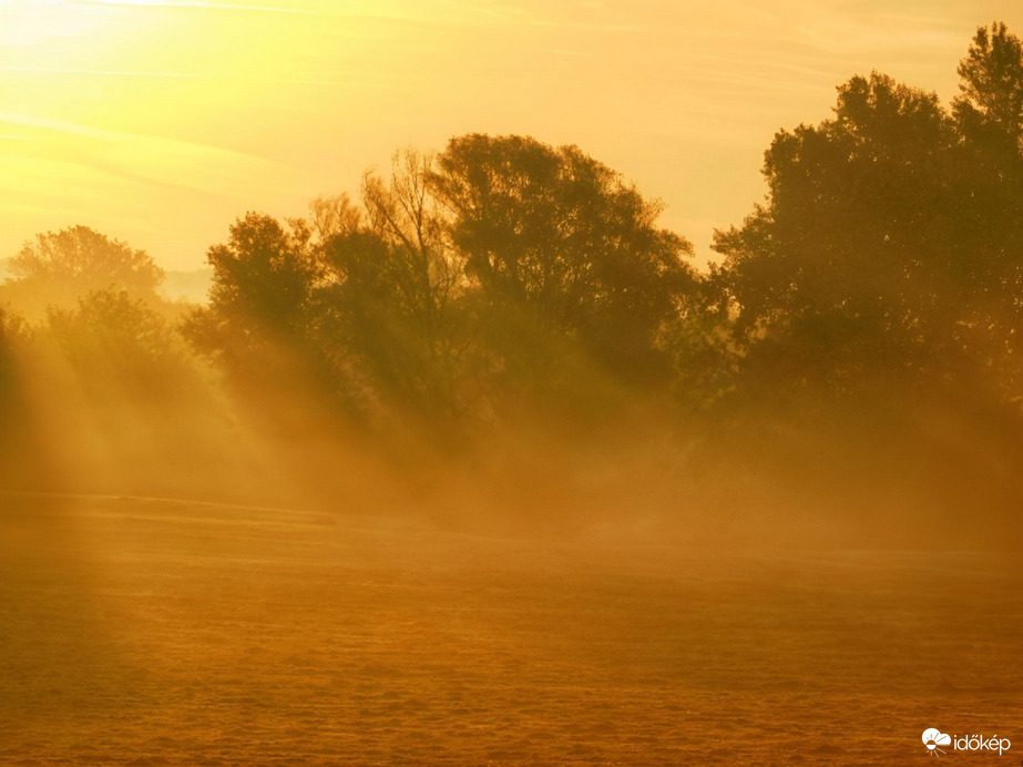Párás, ködös napkelte 10.08