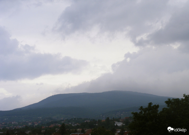 Jakabhegy zivatarfelhőben