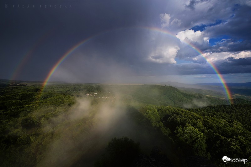 Zápor és szivárvány a Medves-fennsík felett