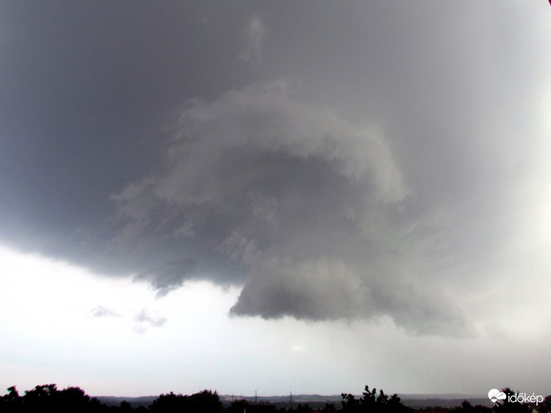 Zivatar tőlünk délre