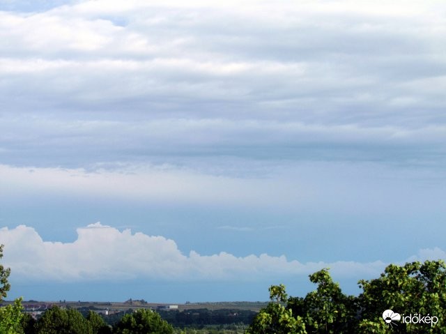 Felhőzet vasárnap este D irányban