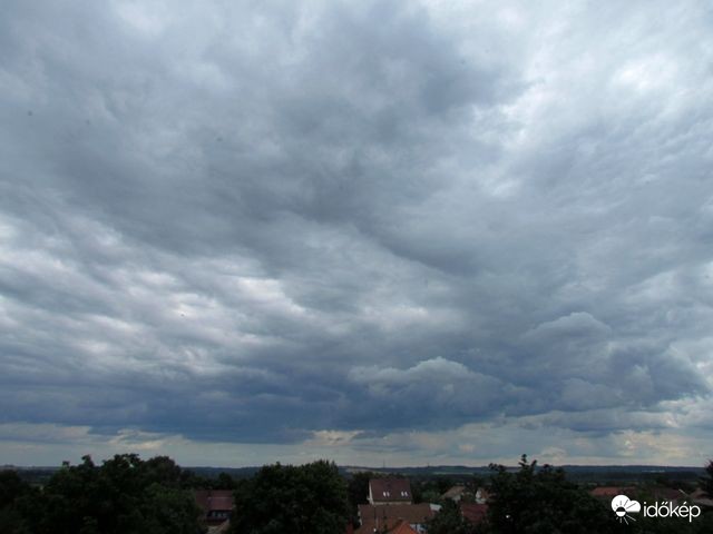 Hullámzó felhők Pécsett
