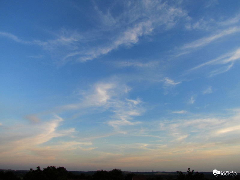 Pécs, déli egbolt napnyugtakor