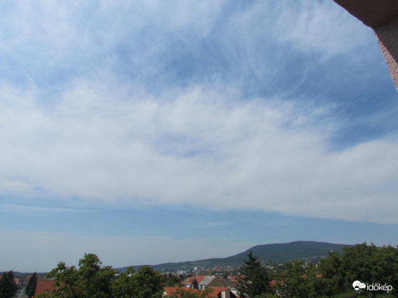 Égkép Pécsett déli hőségben aug.19-én