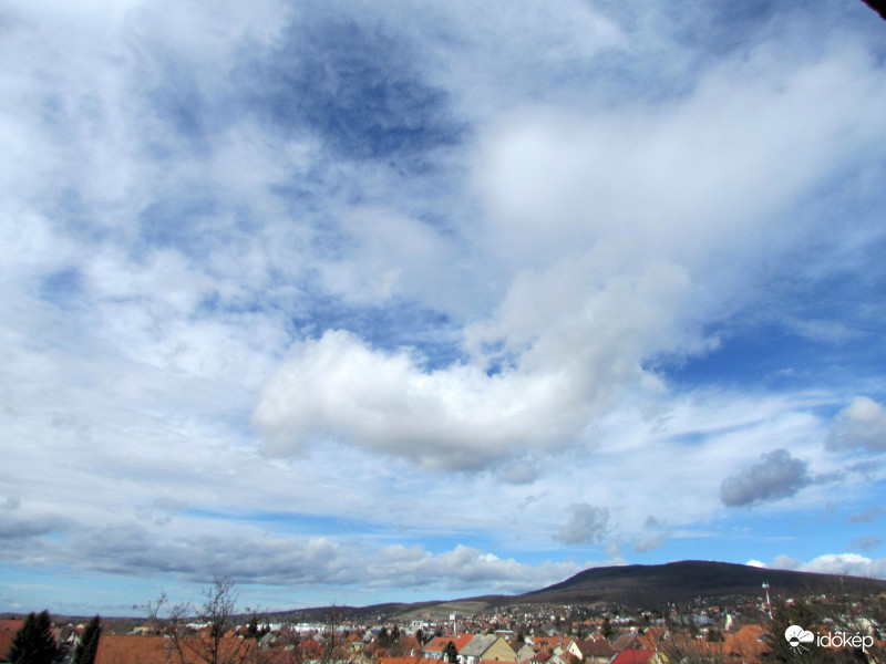 Ma délelőtti mozgalmas égkép 1