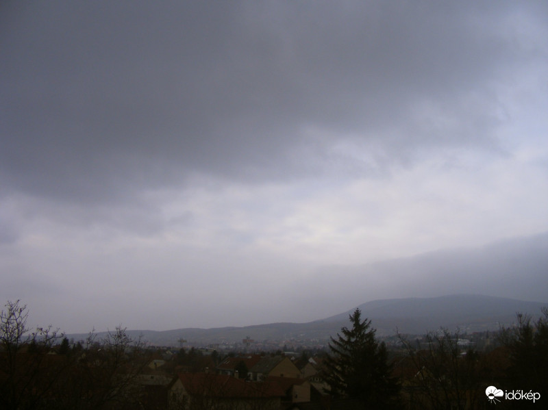 Ma délutáni ködpárás szürkeség