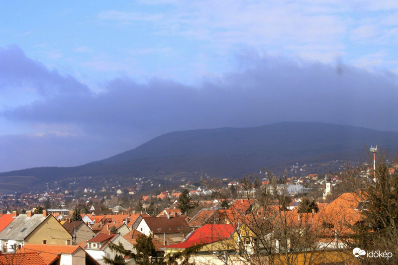 Jakabhegy délelőtt sötét felhőben