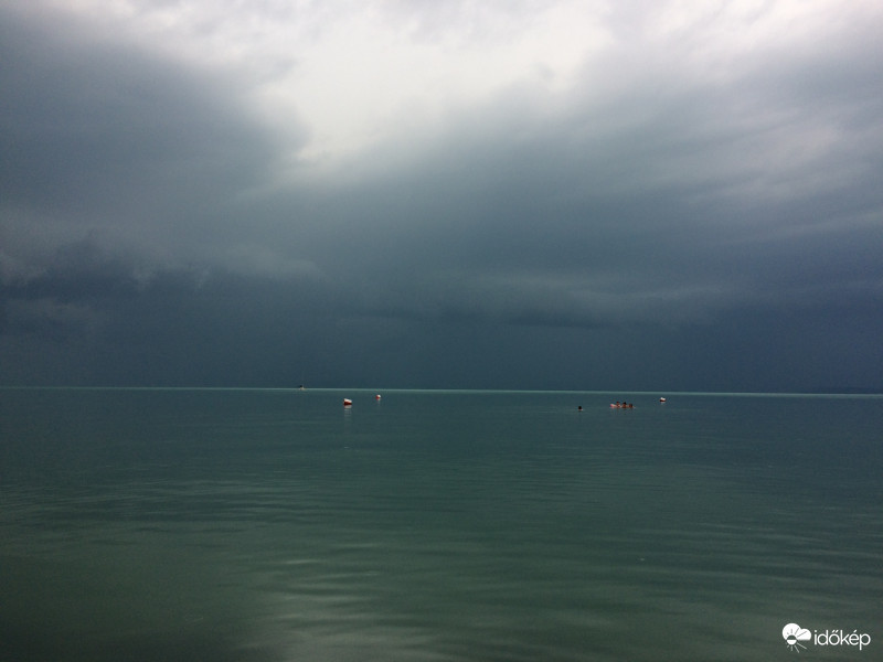 Balatonaligára érkezik a vihar