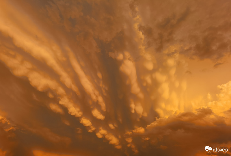 Mammatus Budapest felett