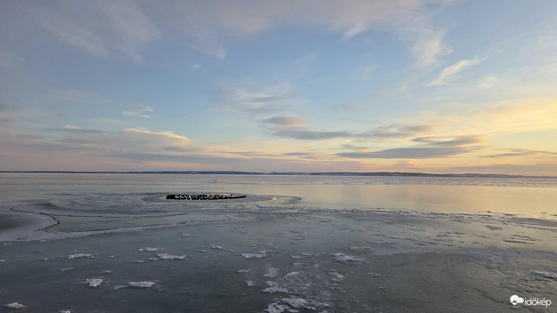 Kacsa-lék a jegesedő Balatonon