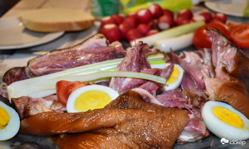 Kellemes Ünnepeket kívánok mindenkinek. 