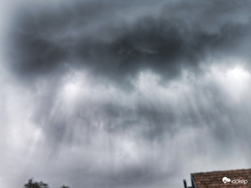 Jégesővel villámlással