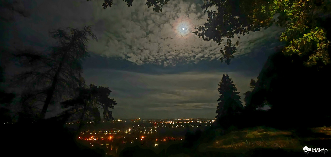 Teliholdas októberi éjjel❤️