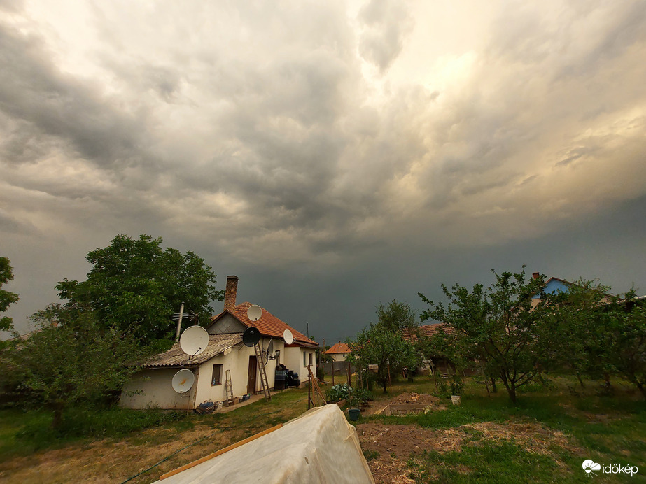 Felhök amiböl semmi nem esik