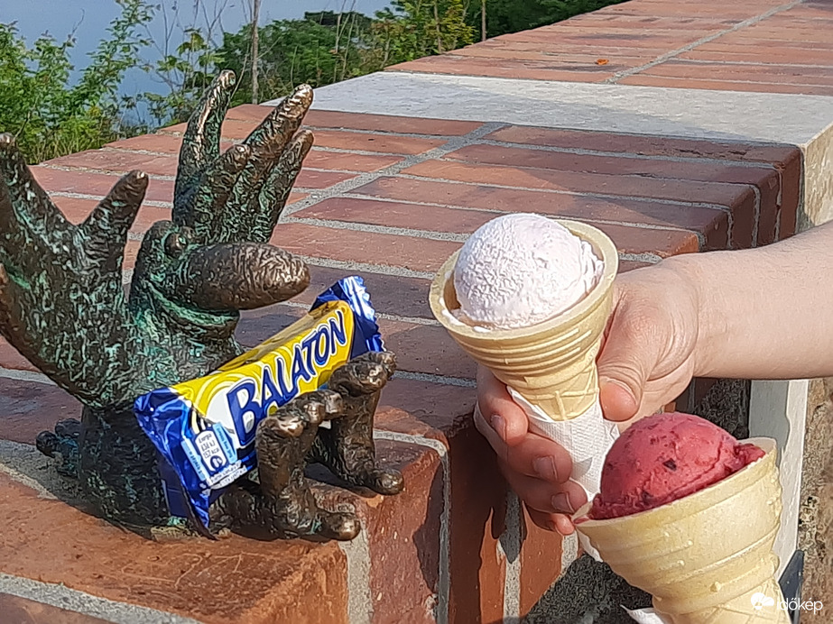 Megkínáltuk egy-két gombóccal