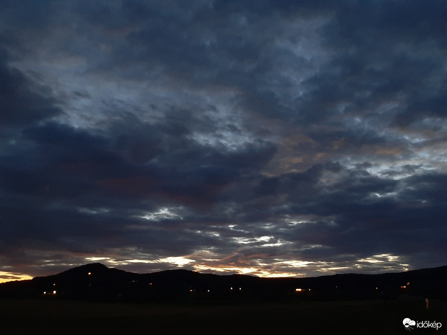 Felhők este 10-kor