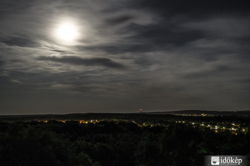 Szuperhold a gödöllői víztoronyból