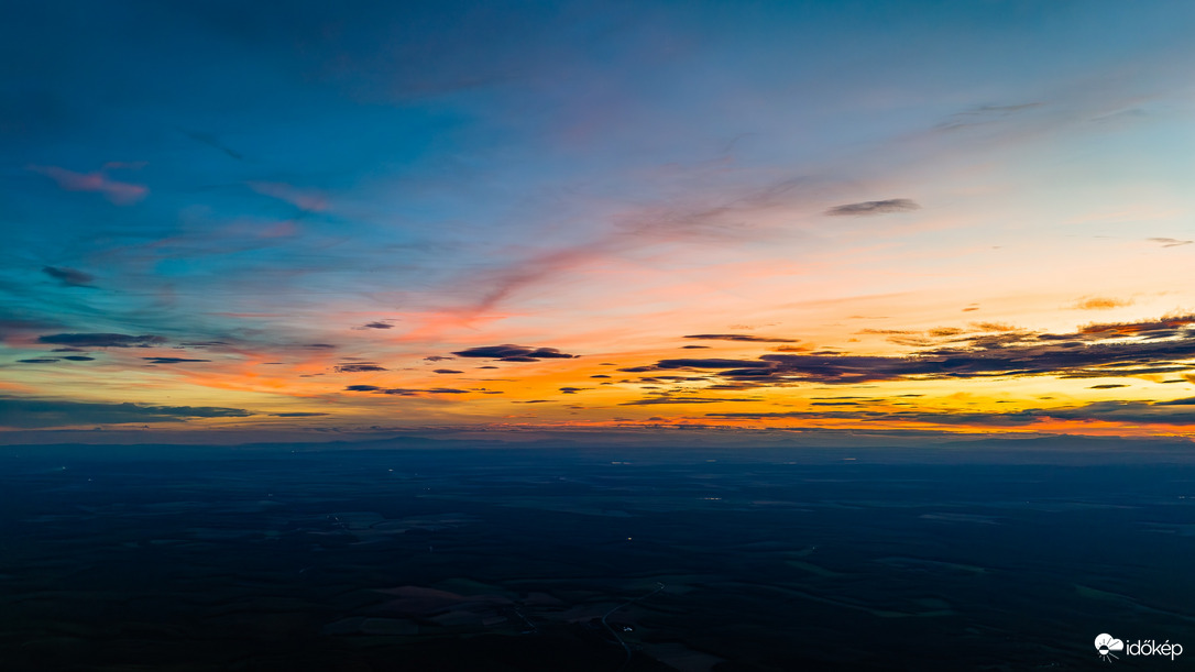 Lencsefelhők az alkonyatban
