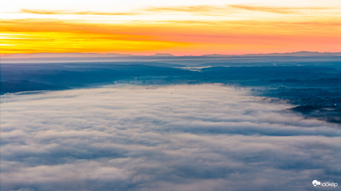 A ködből kiemelkedő templomtorony
