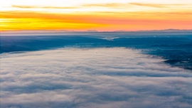 A ködből kiemelkedő templomtorony