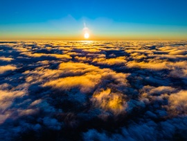 Naplemente a felhők felett